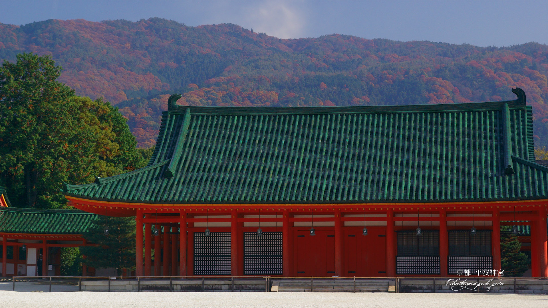 平安神宮 神楽殿と紅葉の東山