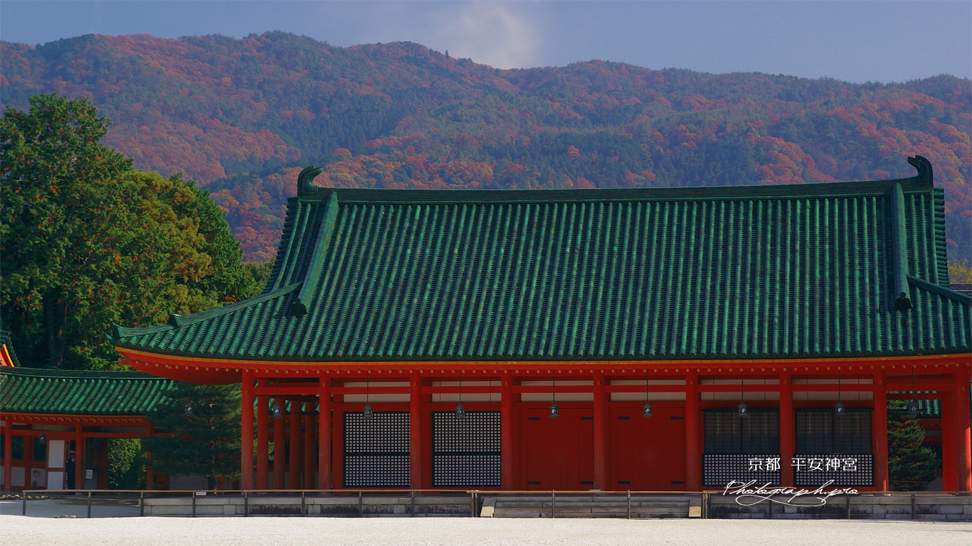 平安神宮 神楽殿と紅葉の東山 壁紙
