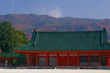 平安神宮 神楽殿と紅葉の東山