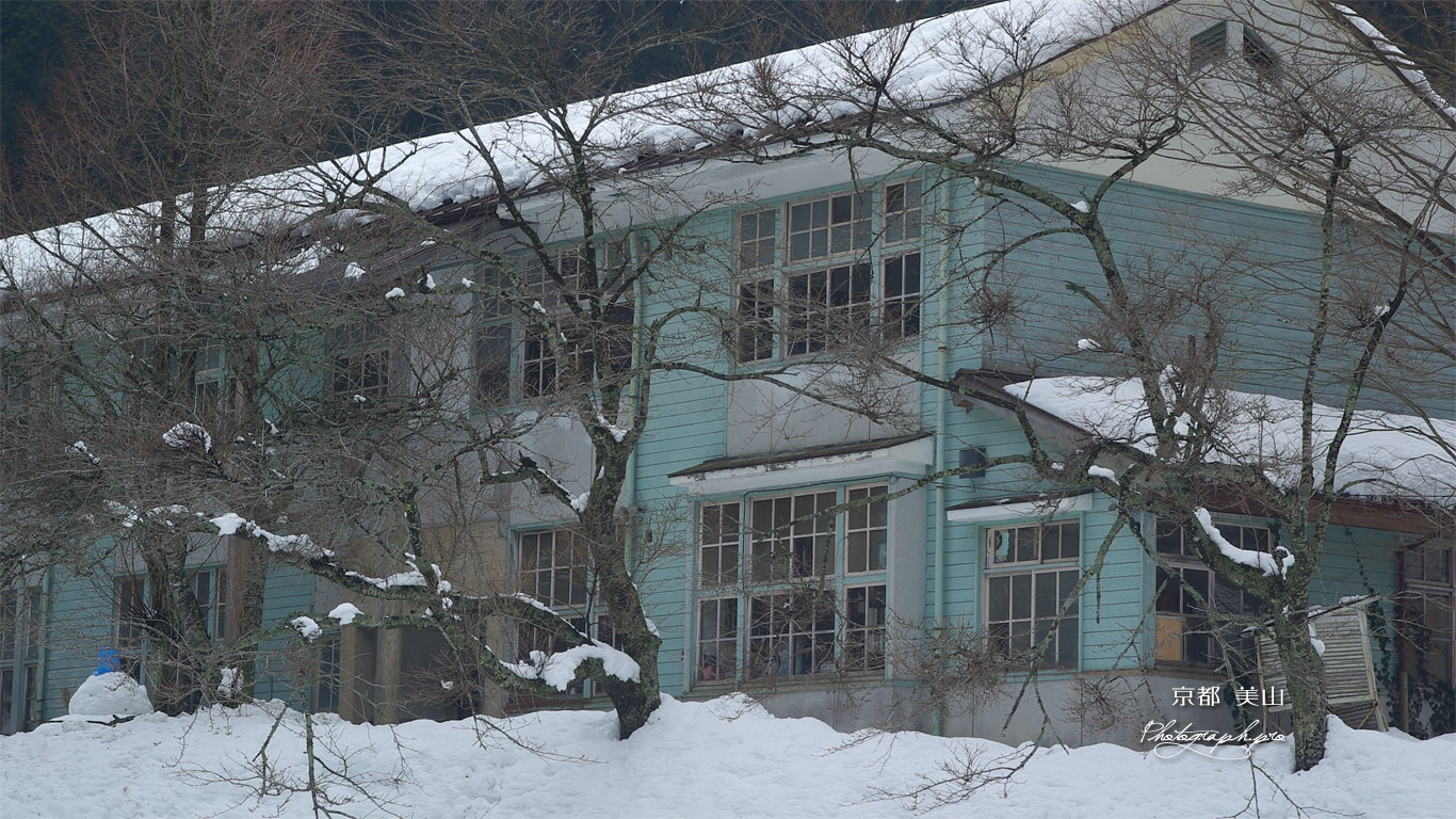 美山 雪化粧の美山高校 壁紙
