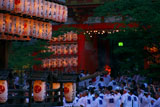 八坂神社南楼門を出る大松明