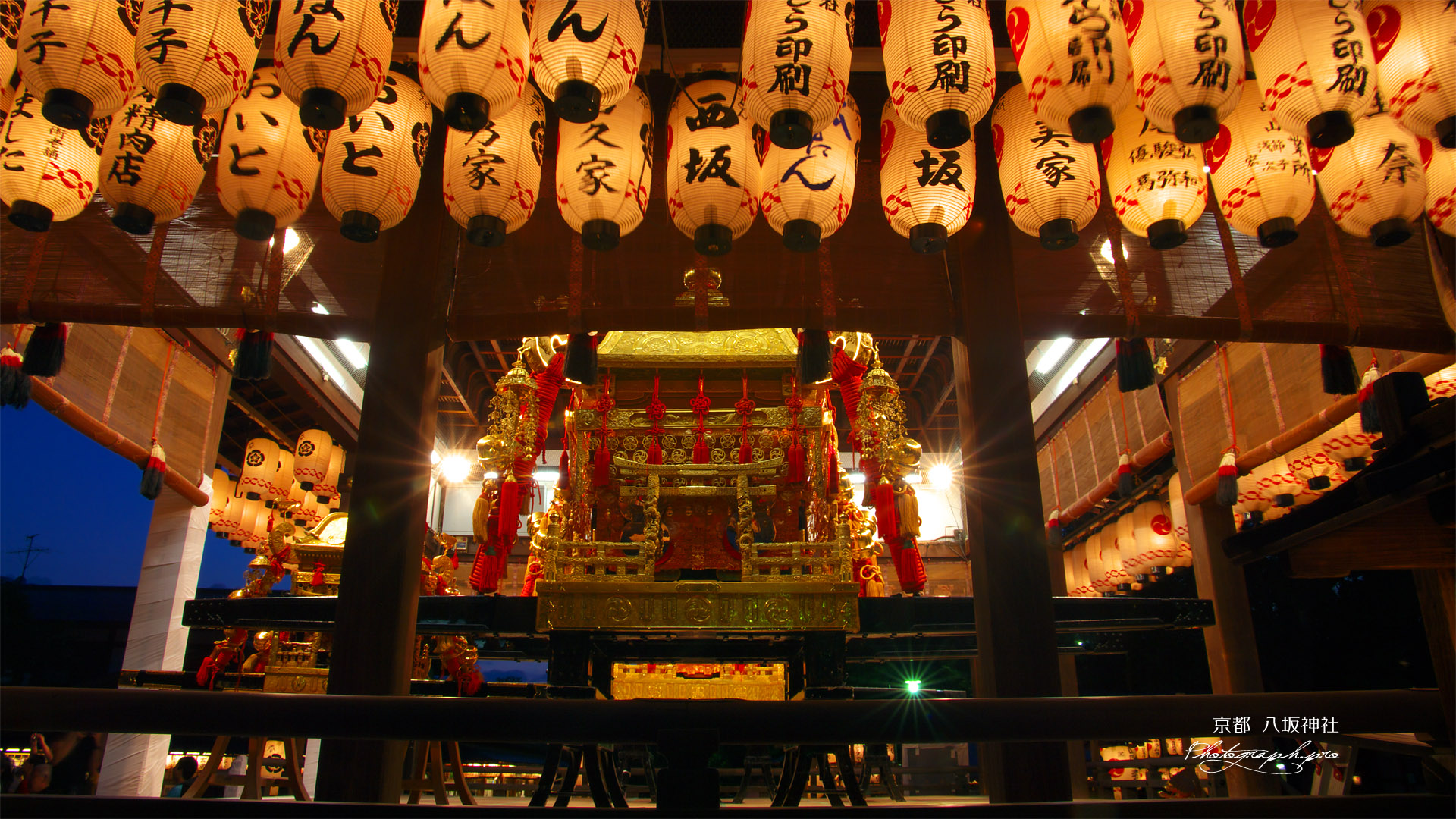 神輿渡御 八坂神社舞殿の東御座
