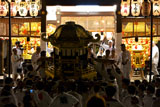 祇園祭 八坂神社舞殿に担ぎ入れる神輿