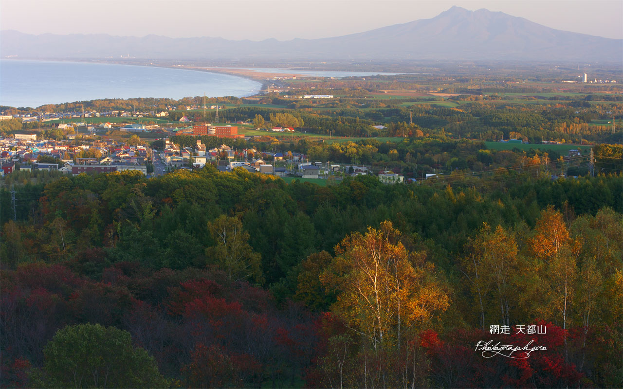 紅葉と斜里岳 壁紙