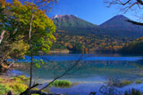 五色の湖と阿寒岳