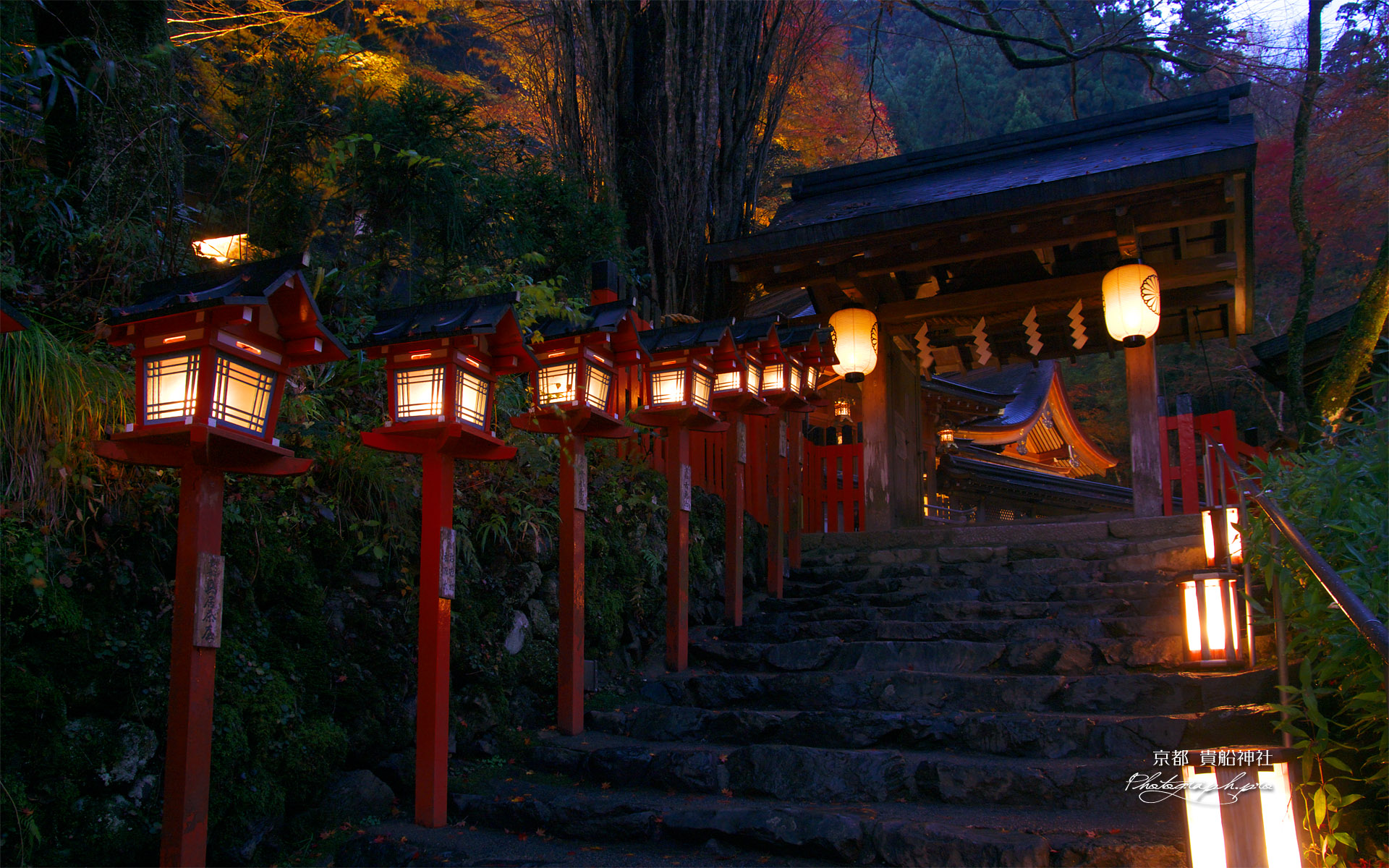 貴船神社 貴船もみじ灯篭 の壁紙 19x10