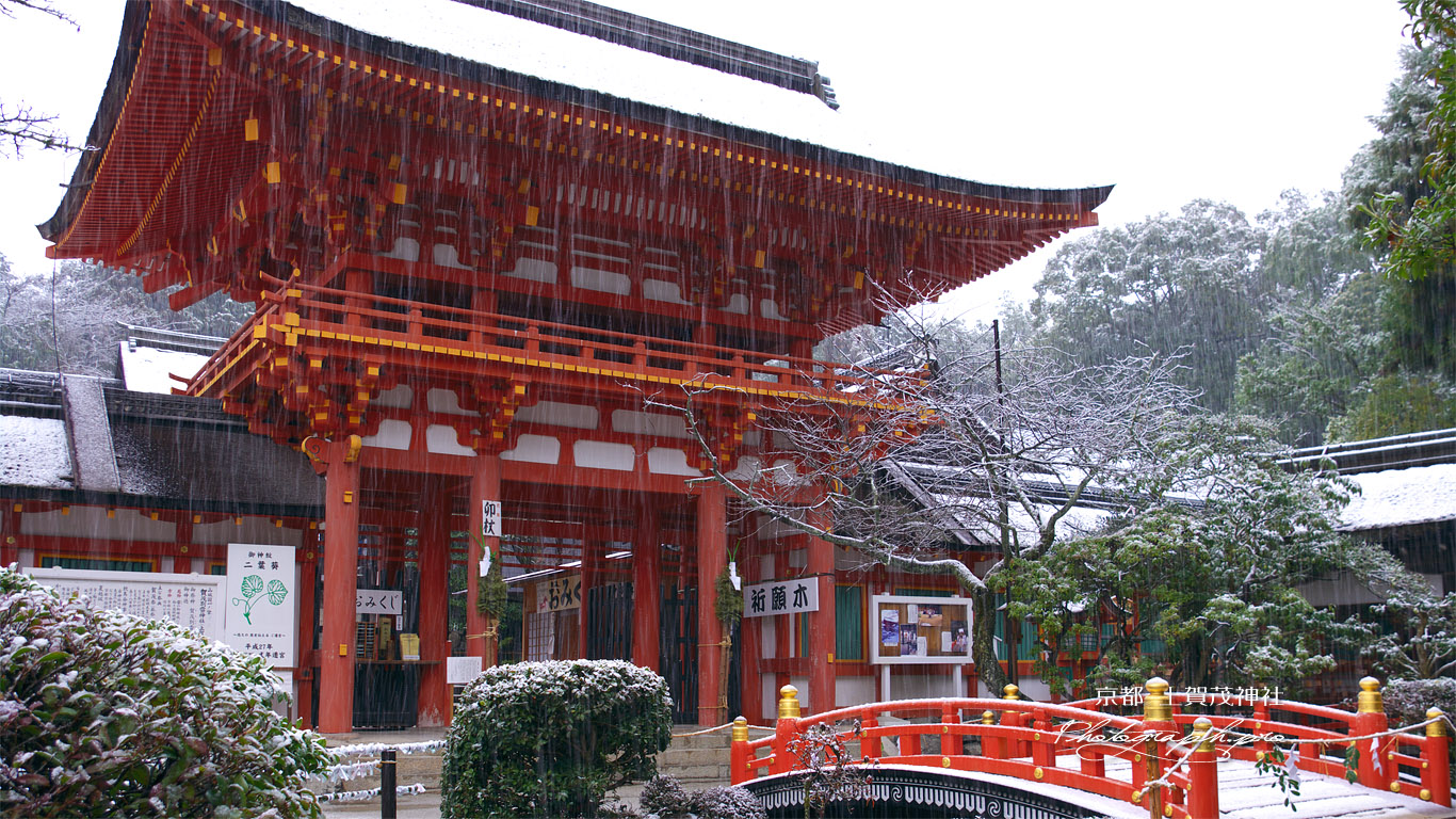 雪降る上賀茂神社楼門 壁紙