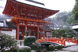 雪降る上賀茂神社楼門