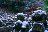 愛宕念仏寺の雪化粧した羅漢像その参