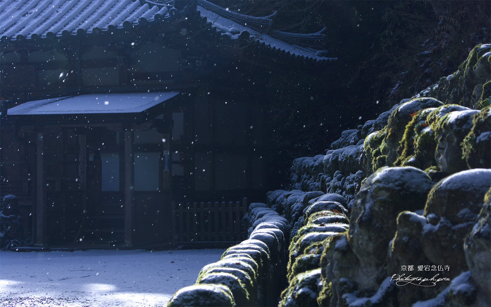 雪舞う愛宕念仏寺地蔵堂