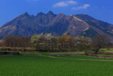 牧草地と阿蘇根子岳