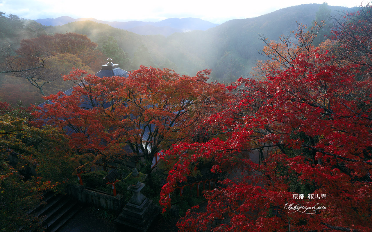 鞍馬寺 紅葉と比叡山を望む 壁紙