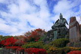 源氏山公園 源頼朝像と紅葉