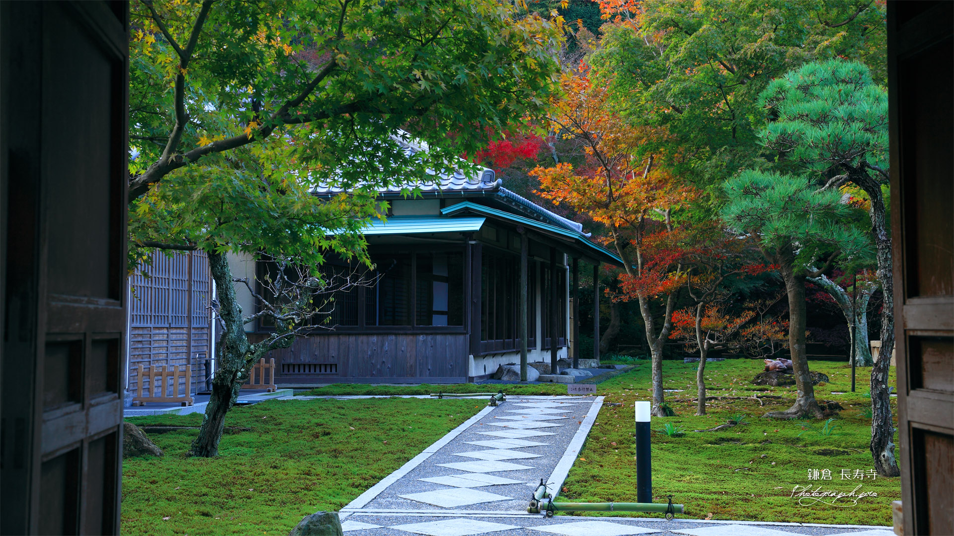 鎌倉長寿寺 薬医門から紅葉の方丈