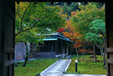 鎌倉長寿寺 薬医門から紅葉の方丈