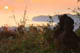 衣張山の五輪塔と夕日
