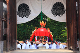戒光寺 山門越しの瀧尾神社神輿