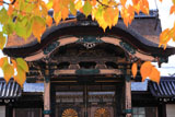 東本願寺 紅葉と菊の門