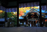 京都上御霊神社 舞殿越しに拝殿と紅葉