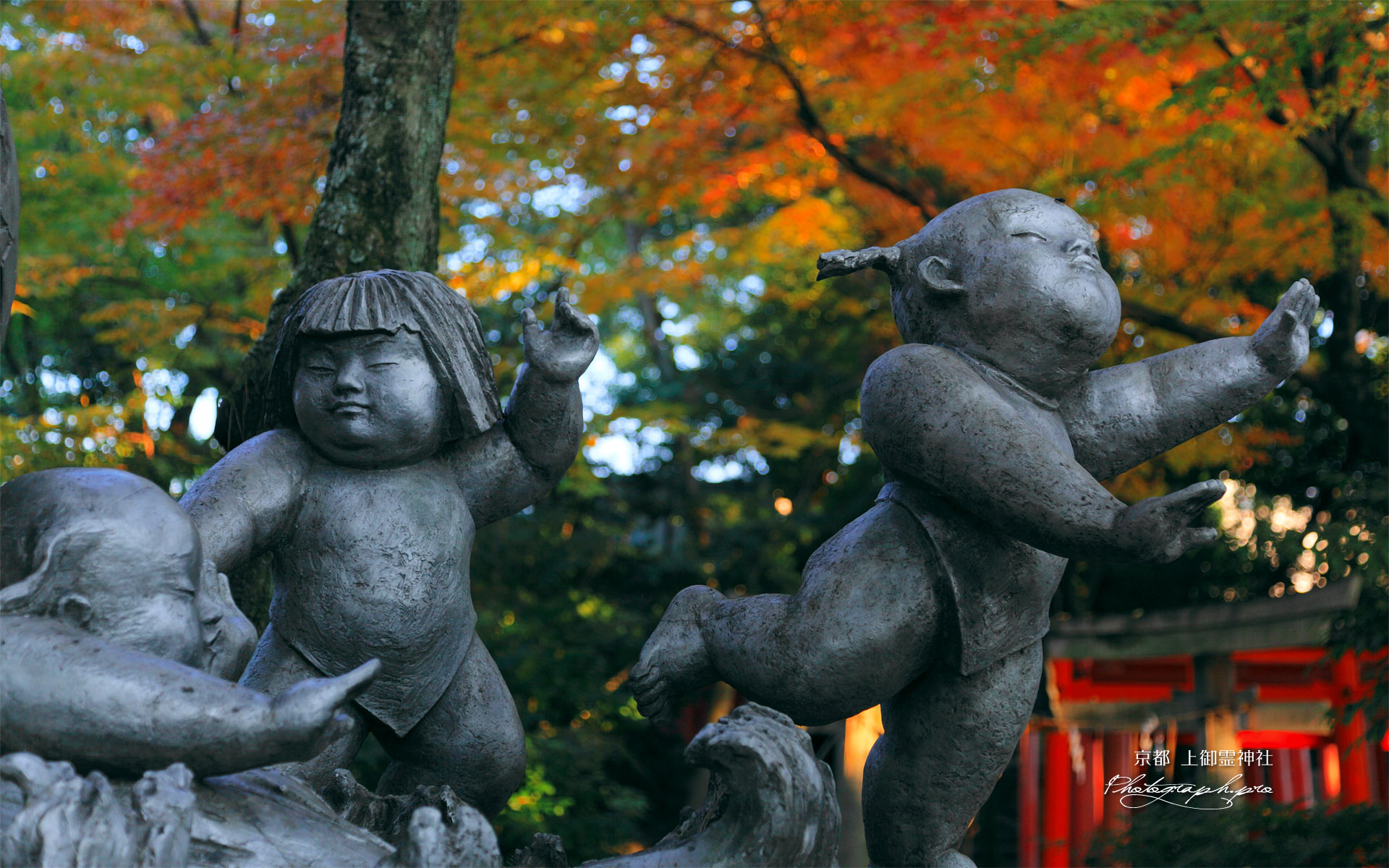 京都上御霊神社 清明心の像と紅葉