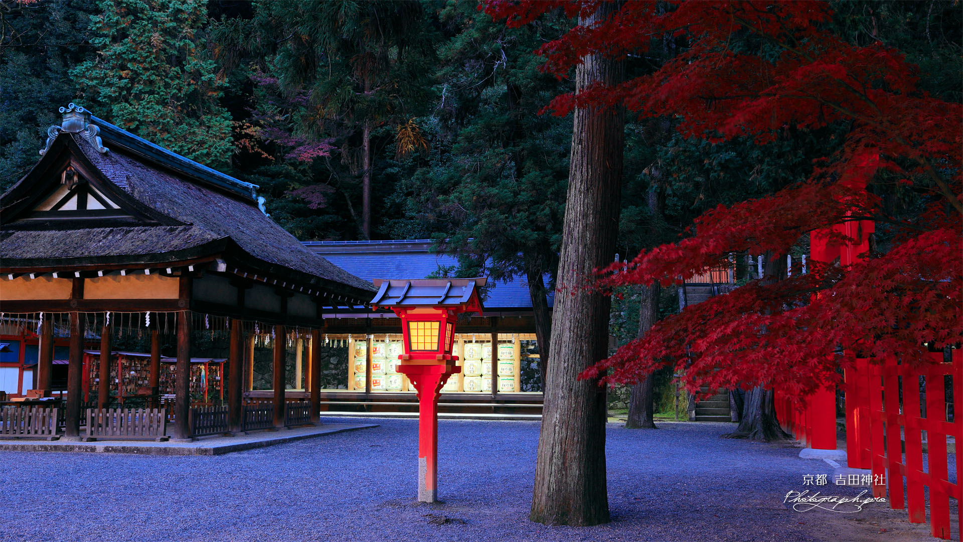 吉田神社 本宮拝殿と神楽殿