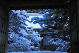 西明寺山門越しの雪の境内