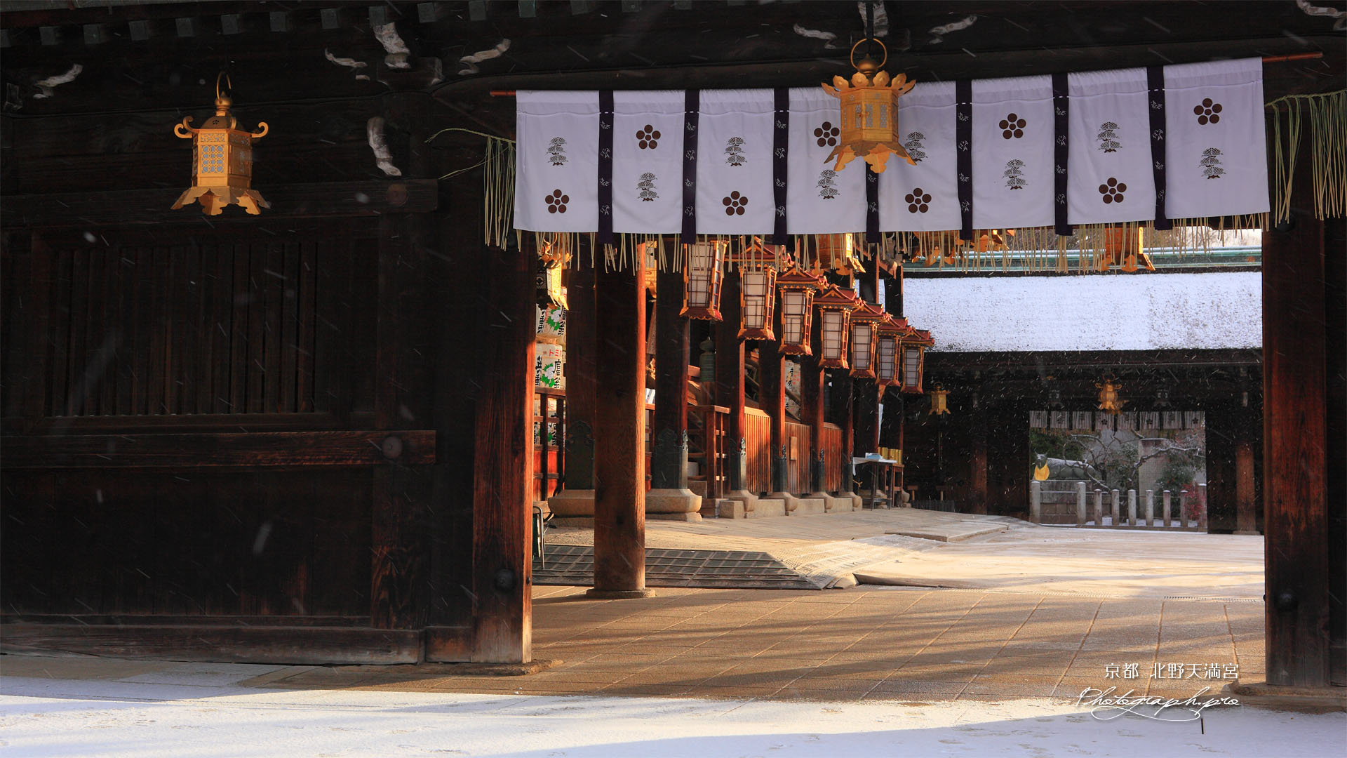北野天満宮 雪舞う社殿