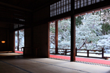 曼殊院 大書院から雪化粧の庭園