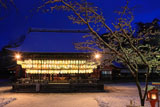 八坂神社 雪化粧の舞殿