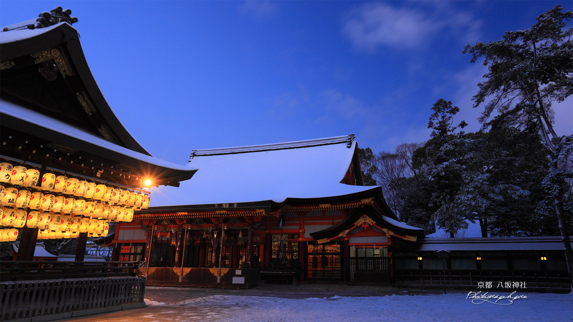 八坂神社 雪化粧の舞殿と本殿