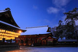 八坂神社 雪化粧の舞殿と本殿