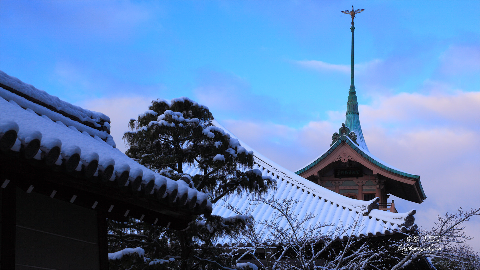 ねねの道 雪化粧の祇園閣