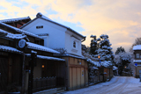 朝焼けと雪化粧のねねの道