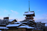 ねねの道 雪化粧の高台寺茶寮と祇園閣