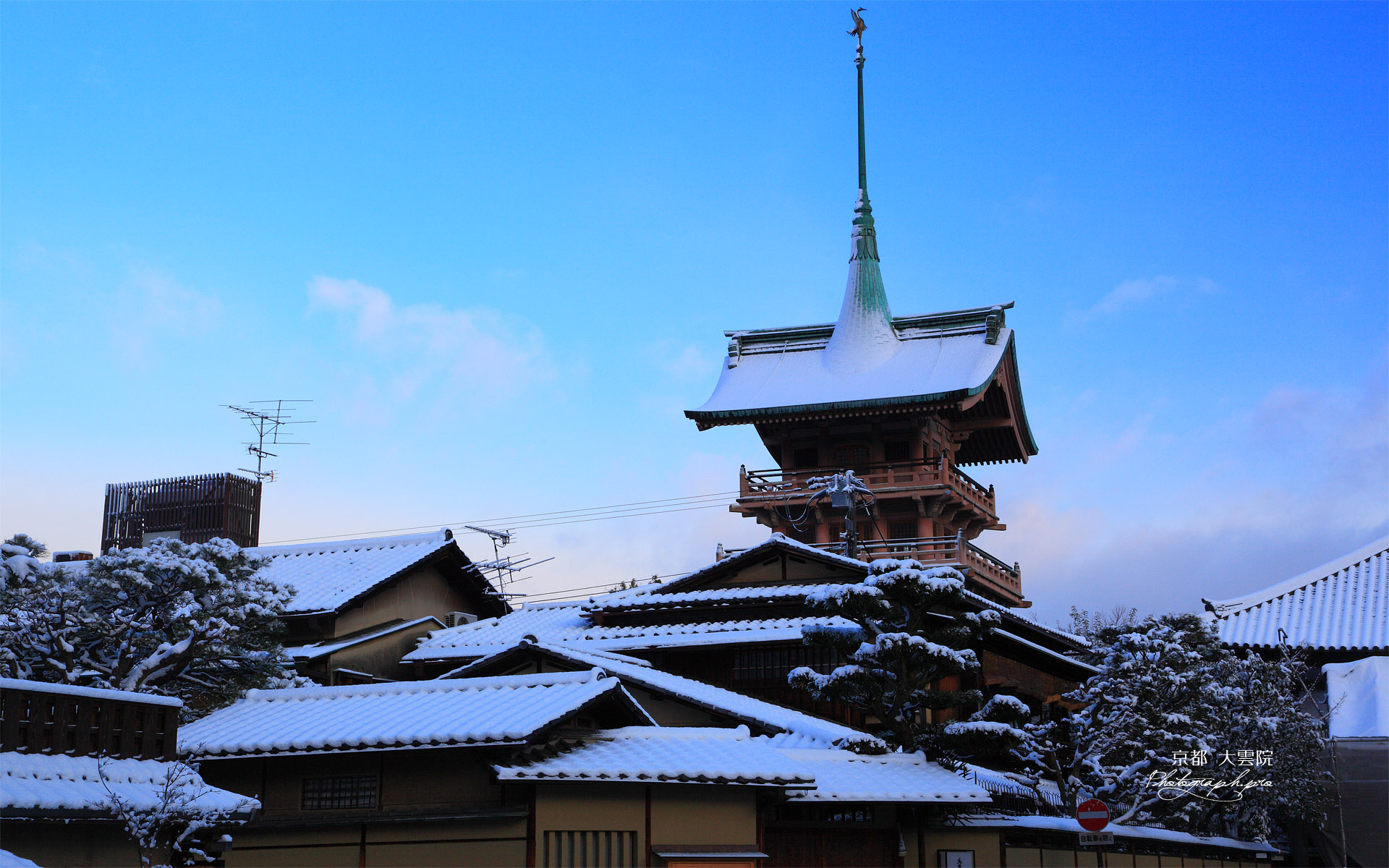 ねねの道 雪化粧の高台寺茶寮と祇園閣