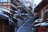 雪化粧した三年坂