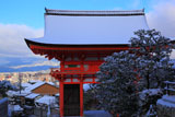 雪の清水寺仁王門と京都市街