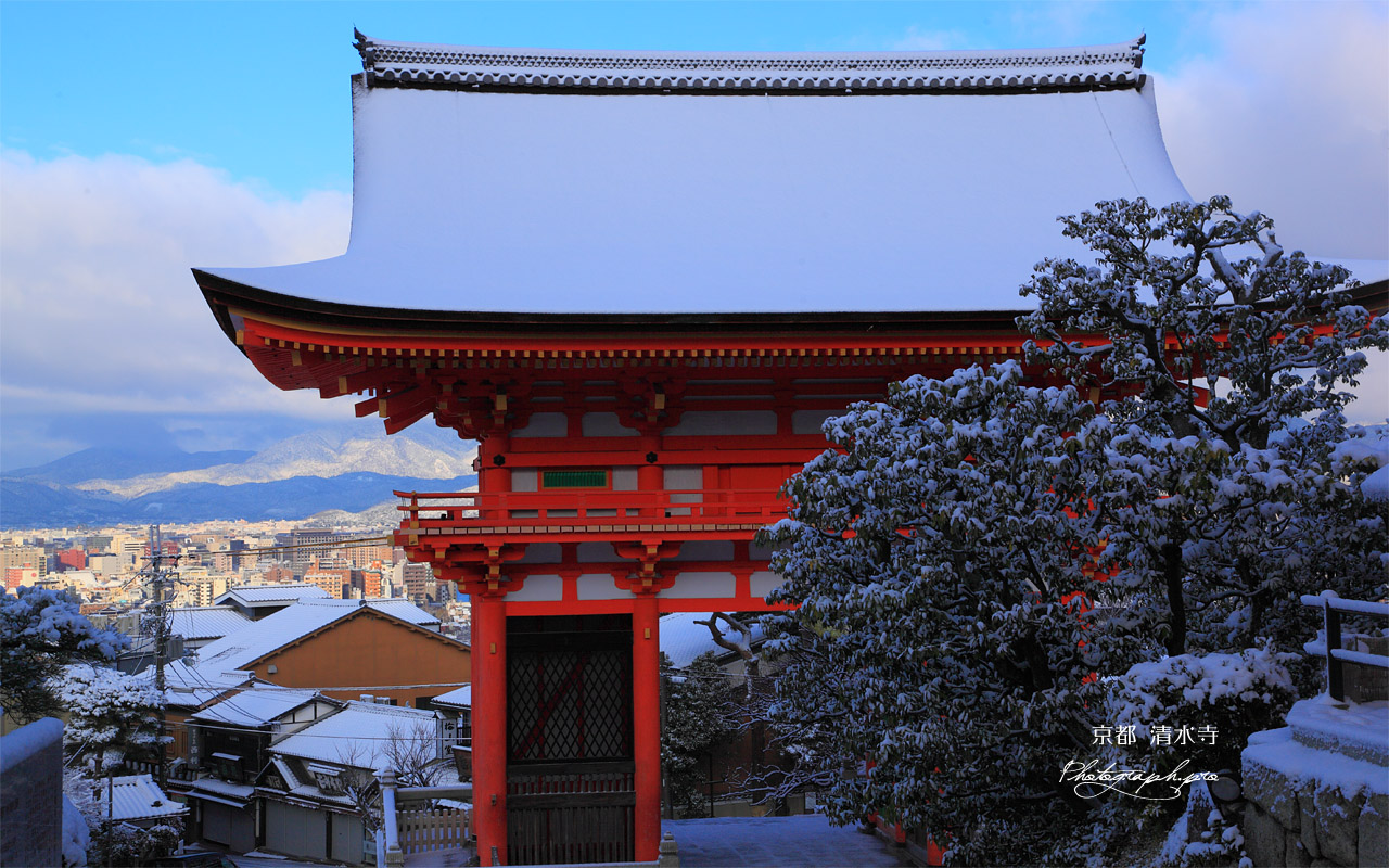 雪の清水寺仁王門と京都市街 壁紙