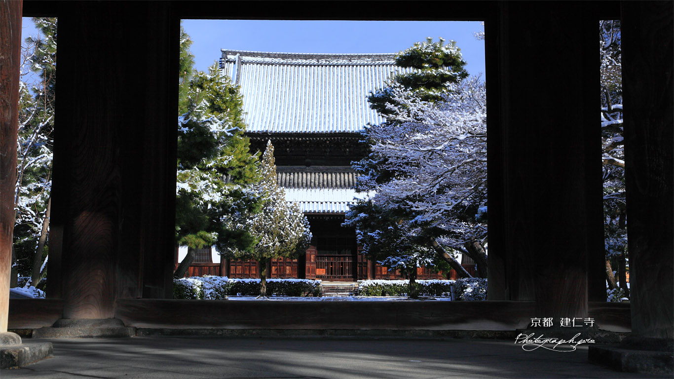 建仁寺 三門越しの雪景色の法堂 壁紙