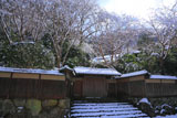 雪化粧した瑠璃光院山門