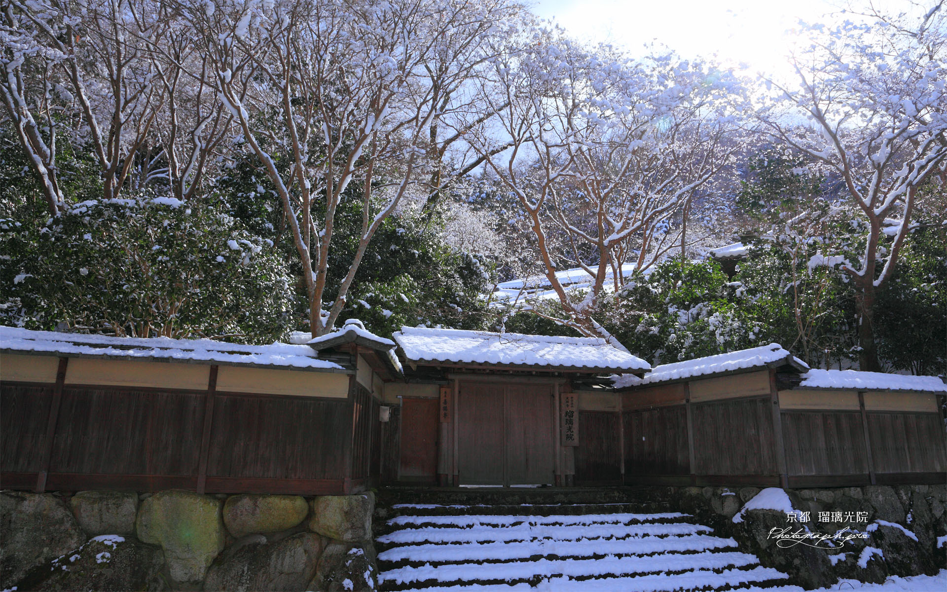 雪化粧した瑠璃光院山門