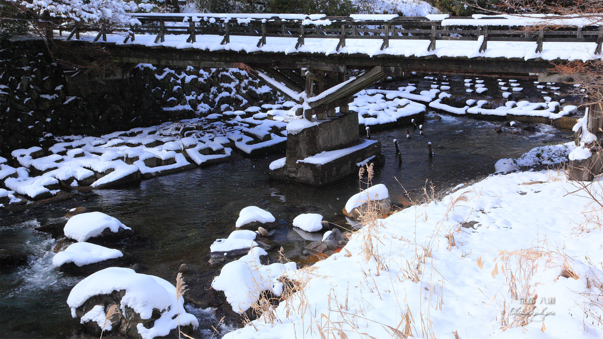 京都八瀬 八瀬川の雪饅頭