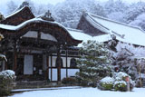 雪降る毘沙門堂玄関