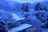 鞍馬寺 霊宝殿からの雪化粧した本坊