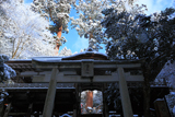 由岐神社 雪景色の鳥居と拝殿