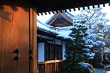 長徳寺 山門越しの雪景色