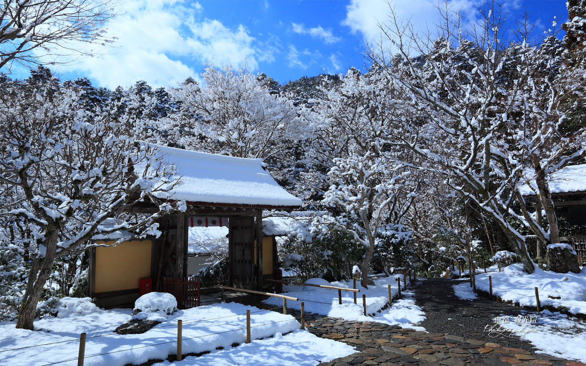寂光院 雪の華と山門