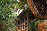 笠置寺 千手窟岩と正月堂の懸造り