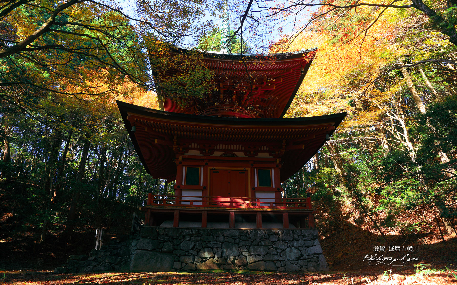 延暦寺横川 紅葉の根本如法塔