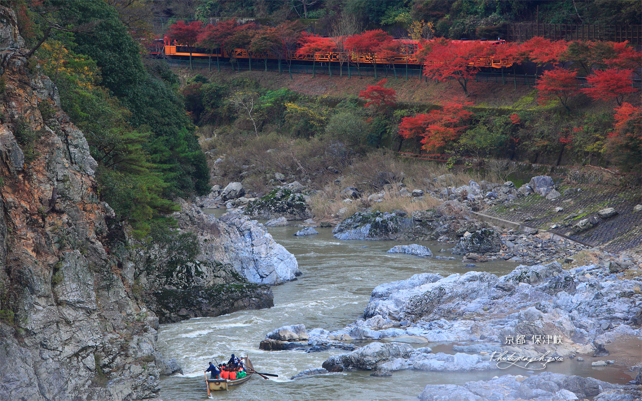 紅葉のJR保津峡駅付近 壁紙